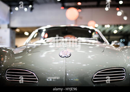 Essen, Deutschland. 5. April 2017. Ein Volkswagen Karmann-Ghia von 1968 auf der Techno Classica für "Oldtimer" und "Youngtimer" in Essen, Deutschland, 5. April 2017 zu sehen. Die Messe statt findet vom 5. bis 9. April. Foto: Marcel Kusch/Dpa/Alamy Live News Stockfoto