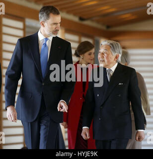 Tokio, Japan. 5. April 2017. König FELIPE VI. und Königin LETIZIA von Spanien treffen mit Kaiser AKIHITO und Kaiserin MICHIKO von Japan während einer Willkommenszeremonie am Kaiserpalast in Tokio. Bildnachweis: Jack Abuin/ZUMA Draht/Alamy Live-Nachrichten Stockfoto