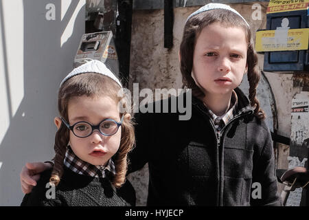 Jerusalem, Israel. 5. April 2017. Jungen Fuß im Stadtteil Mea Shearim vor Pessach, heuer Anfang Sonnenuntergang, 10. April 2017 gefeiert werden.  Mea Shearim ist eines der ältesten jüdischen Viertel in Jerusalem und völlig von ultra-orthodoxen Haredi Juden bevölkert. Bildnachweis: Nir Alon/Alamy Live-Nachrichten Stockfoto