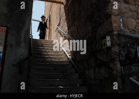 Jerusalem, Israel. 5. April 2017. Ein Mann steigt eine schmale Treppe im Stadtteil Mea Shearim vor Pessach, heuer Anfang Sonnenuntergang, 10. April 2017 gefeiert werden. Mea Shearim ist eines der ältesten jüdischen Viertel in Jerusalem und völlig von ultra-orthodoxen Haredi Juden bevölkert. Bildnachweis: Nir Alon/Alamy Live-Nachrichten Stockfoto