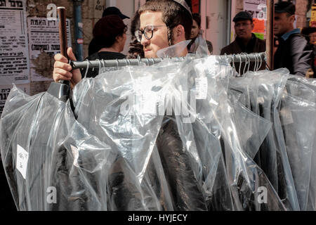 Jerusalem, Israel. 5. April 2017. Ein junger Mann liefert trocken gereinigte Wäsche im Stadtteil Mea Shearim in Vorbereitung für Pessach, heuer Anfang Sonnenuntergang, 10. April 2017 gefeiert werden.  Mea Shearim ist eines der ältesten jüdischen Viertel in Jerusalem und völlig von ultra-orthodoxen Haredi Juden bevölkert. Bildnachweis: Nir Alon/Alamy Live-Nachrichten Stockfoto