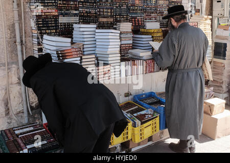 Jerusalem, Israel. 5. April 2017. Haredi Männer Shop für religiöse Bücher im Stadtteil Mea Shearim in Vorbereitung für Pessach, heuer Anfang Sonnenuntergang, 10. April 2017 gefeiert werden.  Mea Shearim ist eines der ältesten jüdischen Viertel in Jerusalem und völlig von ultra-orthodoxen Haredi Juden bevölkert. Bildnachweis: Nir Alon/Alamy Live-Nachrichten Stockfoto