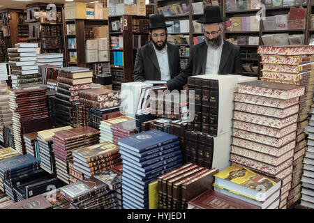 Jerusalem, Israel. 5. April 2017. Haredi Männer Shop für religiöse Bücher im Stadtteil Mea Shearim in Vorbereitung für Pessach, heuer Anfang Sonnenuntergang, 10. April 2017 gefeiert werden.  Mea Shearim ist eines der ältesten jüdischen Viertel in Jerusalem und völlig von ultra-orthodoxen Haredi Juden bevölkert. Bildnachweis: Nir Alon/Alamy Live-Nachrichten Stockfoto