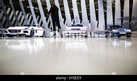 Essen, Deutschland. 5. April 2017. Ein Besucher sieht Autos von Mercedes-Benz auf der Techno Classica "Oldtimer" und "Youngtimer" in Essen, Deutschland, 5. April 2017. Die Messe statt findet vom 5. bis 9. April. Foto: Marcel Kusch/Dpa/Alamy Live News Stockfoto