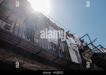 Jerusalem, Israel. 5. April 2017. Talithot, traditionelle jüdische Gebet Schals, hängen über der Straße zum Trocknen, im Stadtteil Mea Shearim in Vorbereitung für Pessach, heuer Anfang Sonnenuntergang, 10. April 2017 gefeiert werden. Mea Shearim ist eines der ältesten jüdischen Viertel in Jerusalem und völlig von ultra-orthodoxen Haredi Juden bevölkert. Bildnachweis: Nir Alon/Alamy Live-Nachrichten Stockfoto