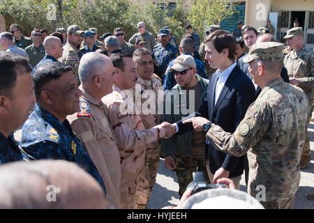 Qayyarah West, Irak. 4. April 2017. Jared Kushner, Senior Advisor und Schwiegersohn Präsident Trump, Center und Betrieb inhärenten lösen Generalleutnant Kommandeur U.S. Stephen Townsend, Recht, sprechen mit irakischen Soldaten während eines Besuchs in einem vorwärts operative Basis 4. April 2017 in nahe Qayyarah West, Irak. Kushner begleitet Joint Chiefs Chairman General Joseph Dunford bei einem Besuch in vorderster Front im Kampf um Mosul vom islamischen Staat wieder zu erlangen. Bildnachweis: Planetpix/Alamy Live-Nachrichten Stockfoto