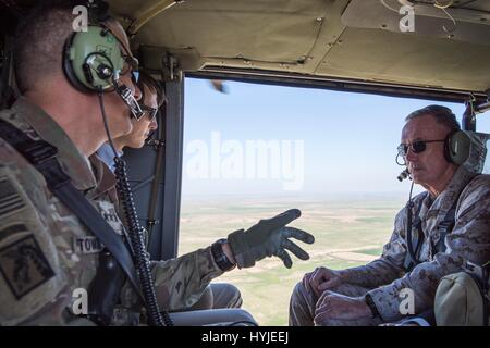 Qayyarah West, Irak. 4. April 2017. Betrieb innewohnende lösen Kommandeur Generalleutnant Stephen Townsend, links, weist darauf hin Sehenswürdigkeiten zu Jared Kushner, Senior Advisor und Schwiegersohn Präsident Trump, Center und U.S. Joint Chiefs Chairman General Joseph Dunford, rechts, Hubschrauber während der Fahrt, ein Forward operating Base 4. April 2017 in nahe Qayyarah West, Irak zu besuchen. Bildnachweis: Planetpix/Alamy Live-Nachrichten Stockfoto