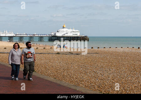 Eastbourne,UK.5th Apr 2017.UK Wetter. Menschen genießen die warme Nachmittagssonne in Eastbourne, East Sussex, UK Credit: Ed Brown/Alamy Live News Stockfoto