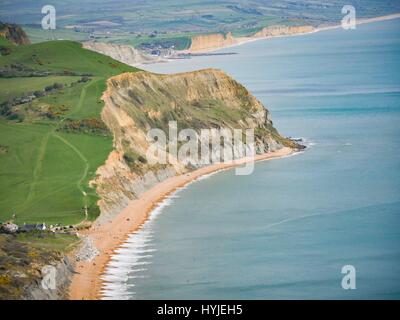 Golden Cap, Dorset, UK. 5. April 2017. Einen warmen und sonnigen Frühlingstag mit beeindruckender Aussicht entlang der Souths Jurassic Coast vom hohen Gipfel des Golden Cap. Bildnachweis: DTNews/Alamy Live-Nachrichten Stockfoto