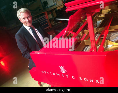 Hamburg, Deutschland. 4. April 2017. Guido Zimmermann, neuer managing Director bei Steinway & Söhne Hamburg, sitzt an einem roten Flügel in Hamburg, Deutschland, 4. April 2017. & Söhne Steinway Flügel und Klaviere werden in Hamburg und New York hergestellt. Foto: Marcus Brandt/Dpa/Alamy Live News Stockfoto