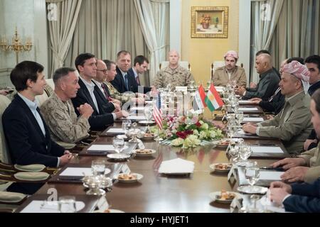 Arbil, Irak. 4. April 2017. U.S. Joint Chiefs Chairman General Joseph Dunford, Jared Kushner, Senior Advisor und Schwiegersohn Präsident Trump und Heimat Sicherheitsberater Tom Bossert, Treffen mit dem Präsidenten des irakischen Kurdistan Masoud Barzan, rechts, und Delegation 4. April 2017 in der Nähe von Arbil, Irak. Dunford, Bossert und Kushner sind auf eine Tatsache-Finding-Mission in den Irak an den Fortschritt um Mosul vom islamischen Staat wieder zu erlangen. Bildnachweis: Planetpix/Alamy Live-Nachrichten Stockfoto