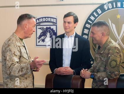 Bagdad, Irak. 4. April 2017. Jared Kushner, Senior Advisor und Schwiegersohn Präsident Trump, center, Chats mit U.S. Joint Chiefs Chairman General Joseph Dunford, links, und Generalleutnant Stephen Townsend bei CJTOFOIR Hauptquartier 4. April 2017 in Bagdad, Irak. U.S. Joint Chiefs Chairman General Joseph Dunford und Kushner sind auf eine Tatsache-Finding-Mission in den Irak an den Fortschritt um Mosul vom islamischen Staat wieder zu erlangen. Bildnachweis: Planetpix/Alamy Live-Nachrichten Stockfoto