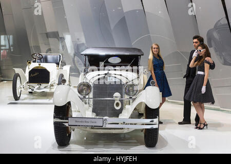 Essen, Deutschland. 5. April 2017. Ein 1927 Mercedes-Benz Typ S, W 06. Drücken Sie die Vorschau der 29. motor Show der Techno-Classica in Essen, Messe für Oldtimer, Classic und Prestige Autos und Motorsport. Die motor Show läuft vom 5. bis 9. April 2017. Bildnachweis: OnTheRoad/Alamy Live-Nachrichten Stockfoto