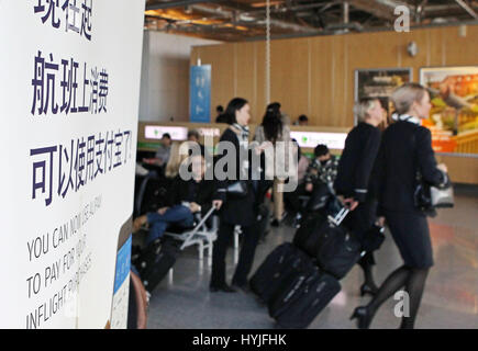 (170405)--Peking, 5. April 2017 (Xinhua)--Finnair Cabin Crew Spaziergang vorbei an einem Banner liest Alipay akzeptabel an Bord in Flughafen Helsinki, Finnland, am 28. März 2017. Finnische Fluggesellschaft Finnair eröffnet Direktflug Route zwischen Helsinki und Beijing 1988, das als erstes aus Europa nach China. Das Projekt war ein Pionier und viele große europäische Fluggesellschaften folgten. Fast bleibt 30 Jahre später Finnair unter die Top fünf europäischen Fluggesellschaften in China. Es fliegt einige 30 Direktflüge nach sechs chinesischen Destinationen pro Woche im Durchschnitt. Es begann im Januar 2017 ein Pilotprojekt insta Stockfoto