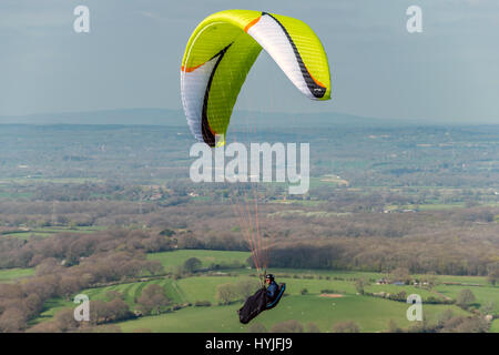 Sussex, UK. 5. April 2017. Parascender über den Weald von Sussex, die schlichte liegen zwischen North und South Downs an einem schönen luftigen Tag auf die tiefen ausziehen. Bildnachweis: Andrew Hasson/Alamy Live-Nachrichten Stockfoto