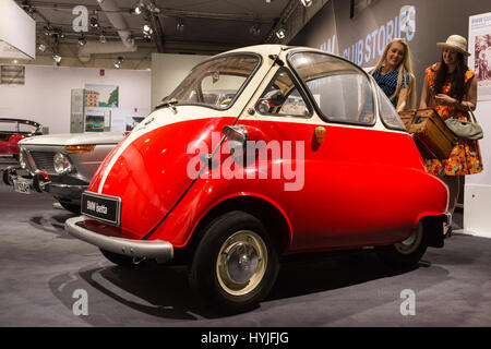 Essen, Deutschland. 5. April 2017. BMW Isetta. Drücken Sie die Vorschau der 29. motor Show der Techno-Classica in Essen, Messe für Oldtimer, Classic und Prestige Autos und Motorsport. Die motor Show läuft vom 5. bis 9. April 2017. Bildnachweis: OnTheRoad/Alamy Live-Nachrichten Stockfoto