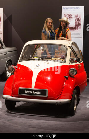 Essen, Deutschland. 5. April 2017. BMW Isetta. Drücken Sie die Vorschau der 29. motor Show der Techno-Classica in Essen, Messe für Oldtimer, Classic und Prestige Autos und Motorsport. Die motor Show läuft vom 5. bis 9. April 2017. Bildnachweis: OnTheRoad/Alamy Live-Nachrichten Stockfoto