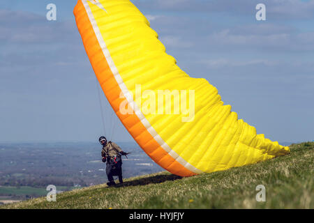 Sussex, UK. 5. April 2017. Parascender über den Weald von Sussex, die schlichte liegen zwischen North und South Downs an einem schönen luftigen Tag auf die tiefen ausziehen. Bildnachweis: Andrew Hasson/Alamy Live-Nachrichten Stockfoto