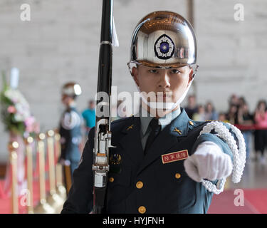 Taipei, Taiwan. 5. april 2017. Ein Mitglied der ehrengarde an der Chiang Kai-shek Memorial Hall in Taipeh, Taiwan, bewegt sich seine Position zu nehmen nach dem Wachwechsel Zeremonie am Mittwoch, den 5. April in Taiwan Ministerium für Kultur gab vor kurzem bekannt, dass es arbeitet an einem Entwurf zur Änderung der Organisation Akt der nationalen Chiang Kai-shek Memorial Management Office als das Ministerium versucht, das Gebäude in eine Einrichtung zu verwandeln die Förderung von Kunst und Kultur. Credit: Perry Svensson/alamy live Stockfoto