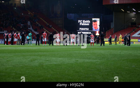 Spieler und Mitglieder der Polizei stehen für eine Minuten Schweigeminute im Gedenken an PC Keith Palmer, der eines der Opfer des Westminster-Terror-Anschlag während der Sky Bet League One Spiel in The Valley, London war. Stockfoto