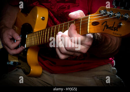 sechs gelbe String e-Gitarre spielen Stockfoto