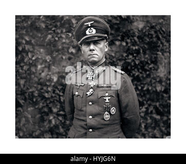 FELDMARSCHALL ROMMEL 2. Weltkrieg: Erwin Rommel in Uniform tragen die deutschen Eisernen Kreuz Medaille im Bild kurz vor seinem "Selbstmord" Oktober 1944 er als Feldmarschall in der Wehrmacht von Nazideutschland während des zweiten Weltkriegs war. Von vielen als ehrenvoll angesichts des Nationalsozialismus zu kämpfen Stockfoto