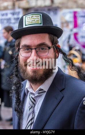 JERUSALEM - März 13: Ultra-Orthodoxen Mann während Purim in Mea Shearim Jerusalem am 13. März 2017, ist Purim ein jüdischer Feiertag feiert die Rettung Stockfoto