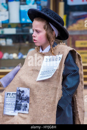 JERUSALEM - März 13: Ultra-Orthodoxen Kind während Purim in Mea Shearim Jerusalem am 13. März 2017, Purim ist, dass ein jüdischer Feiertag der Salvatio feiert Stockfoto