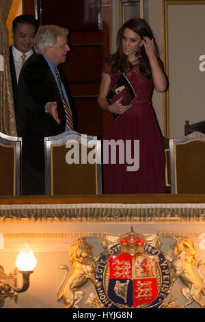 Herr Michael Grade (links) und der Herzogin von Cambridge kommen, um ihre Sitze in der Royal Box für die Premiere des musikalischen 42nd Street, zugunsten von East Anglia Kinderhospiz im Theatre Royal, Drury Lane, London zu nehmen. Stockfoto