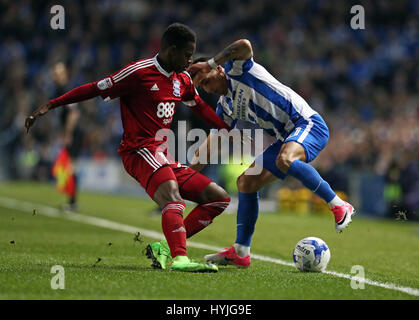 Birmingham City Cheick Keita (links) Herausforderungen Brighton & Hove Albion Anthony Knockaert während der Himmel Bet Championship match bei AMEX Stadion, Brighton. Stockfoto