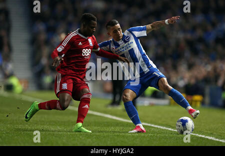 Birmingham City Cheick Keita (links) Herausforderungen Brighton & Hove Albion Anthony Knockaert während der Himmel Bet Championship match bei AMEX Stadion, Brighton. Stockfoto