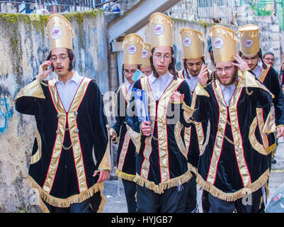 JERUSALEM - März 13: Ultra-Orthodoxen Boys während Purim in Mea Shearim Jerusalem am 13. März 2017, ist Purim, ein jüdischer Feiertag feiert die Rettung Stockfoto