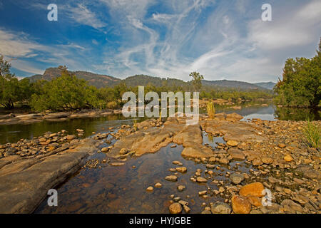 Panoramablick auf felsigen natürlich Mann Fluss gesäumt mit Wäldern & mit Reichweiten am Horizont unter blauem Himmel in der Nähe von Coombadja NSW Australia Stockfoto