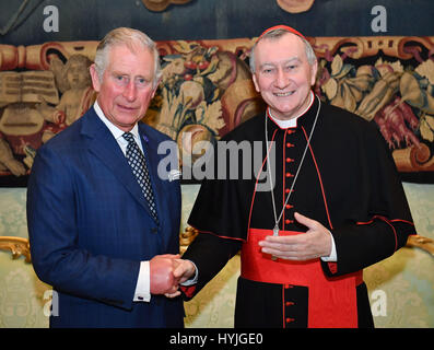 Der Prince Of Wales schüttelt Hände mit Kardinal Pietro Parolin, Staatssekretär des Heiligen Stuhls, bei einer Audienz im Vatikan. Stockfoto