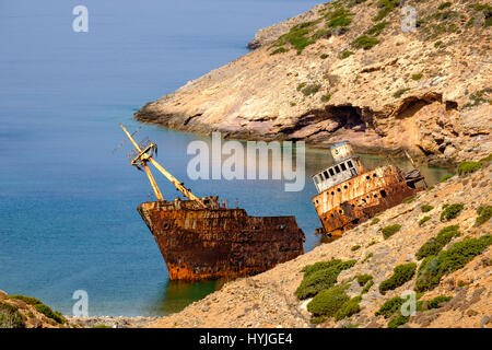 Malerische Aussicht auf verlassenen rostigen Schiffswrack, Insel Amorgos, Kykladen, Griechenland Stockfoto