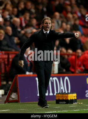 MK Dons Manager Robbie Neilson Gesten an der Seitenlinie während Sky Bet League One match bei The Valley, London. Stockfoto