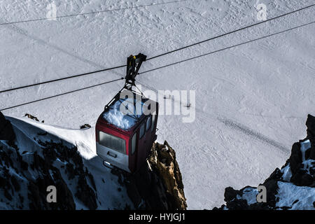 Stillgelegten Seilbahn über Klippen mit Blick auf windigen Gletscher mit Skifahrer im Winter unter traversin Stockfoto