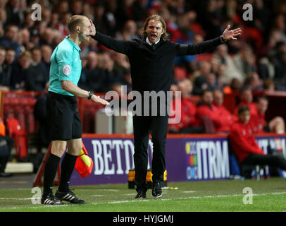 MK Dons Manager Robbie Neilson Gesten an der Seitenlinie, der Schiedsrichterassistent im Himmel Bet League One Spiel in The Valley, London. Stockfoto