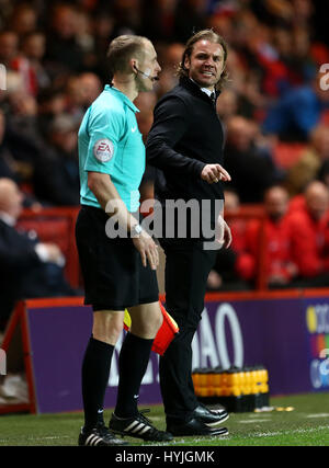 MK Dons Manager Robbie Neilson Gesten an der Seitenlinie, der Schiedsrichterassistent im Himmel Bet League One Spiel in The Valley, London. Stockfoto