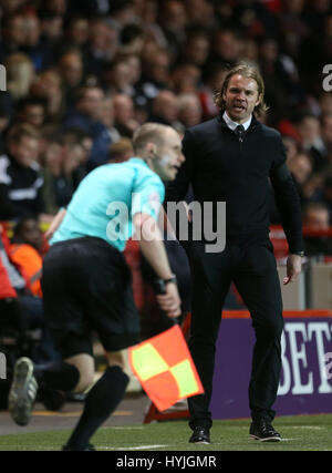 MK Dons Manager Robbie Neilson Gesten an der Seitenlinie, der Schiedsrichterassistent im Himmel Bet League One Spiel in The Valley, London. Stockfoto