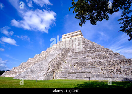 Malerische Aussicht auf Maya-Pyramide El Castillo in Chichen Itza, Mexiko Stockfoto