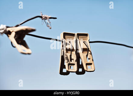 zwei Wäsche-Clips auf dem Draht. Stockfoto