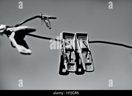 zwei Wäsche-Clips auf dem Draht. Stockfoto