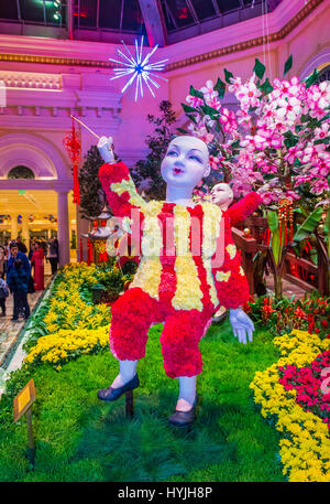 LAS VEGAS - JAN 08: Chinesisches Neujahr in Bellagio Hotel Wintergarten & botanischen Gärten am 8. Januar 2017 in Las Vegas. Es gibt fünf saisonale Sie Stockfoto