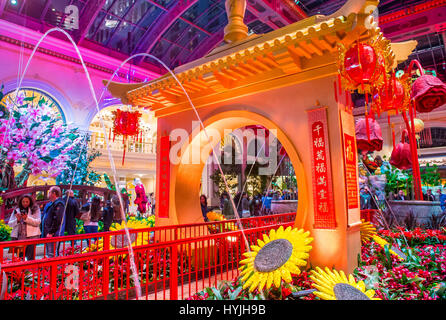 LAS VEGAS - JAN 08: Chinesisches Neujahr in Bellagio Hotel Wintergarten & botanischen Gärten am 8. Januar 2017 in Las Vegas. Es gibt fünf saisonale Sie Stockfoto