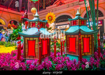 LAS VEGAS - JAN 08: Chinesisches Neujahr in Bellagio Hotel Wintergarten & botanischen Gärten am 8. Januar 2017 in Las Vegas. Es gibt fünf saisonale Sie Stockfoto