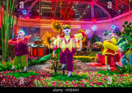 LAS VEGAS - JAN 08: Chinesisches Neujahr in Bellagio Hotel Wintergarten & botanischen Gärten am 8. Januar 2017 in Las Vegas. Es gibt fünf saisonale Sie Stockfoto