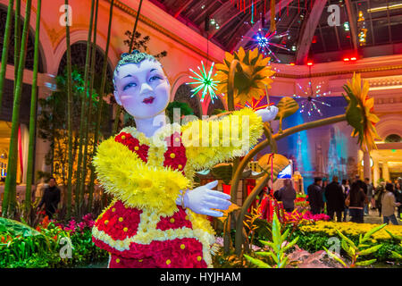 LAS VEGAS - JAN 08: Chinesisches Neujahr in Bellagio Hotel Wintergarten & botanischen Gärten am 8. Januar 2017 in Las Vegas. Es gibt fünf saisonale Sie Stockfoto