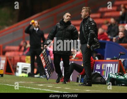 Charlton Athletic Manager Karl Robinson Gesten an der Seitenlinie während Sky Bet League One match bei The Valley, London. Stockfoto