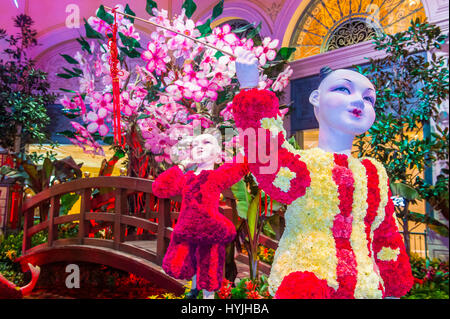 LAS VEGAS - JAN 08: Chinesisches Neujahr in Bellagio Hotel Wintergarten & botanischen Gärten am 8. Januar 2017 in Las Vegas. Es gibt fünf saisonale Sie Stockfoto